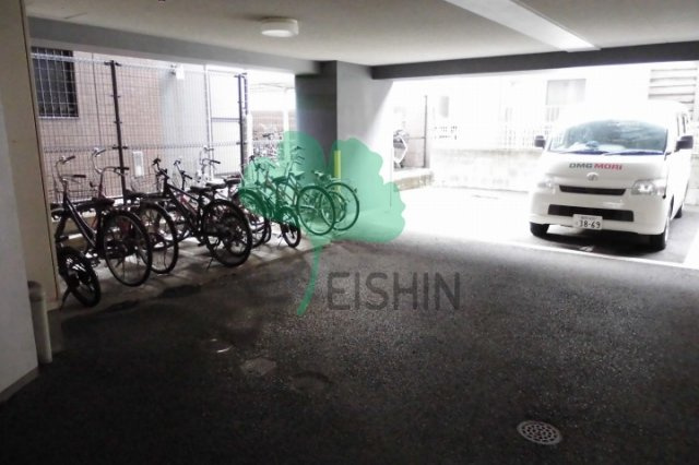 エルフィナ上呉服町の駐車場