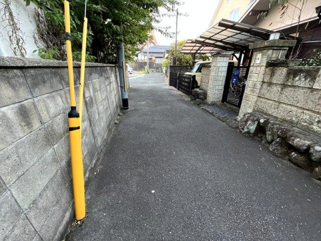四條畷市中野本町　中古一戸建ての前面道路含む現地写真