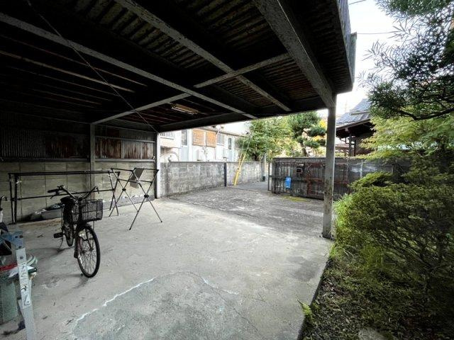 四條畷市中野本町　中古一戸建ての駐車場