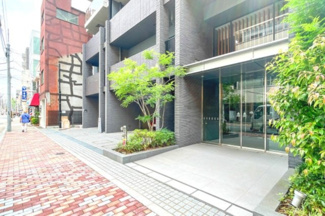 【エントランス】 | 【 Entrance 】
居住者の帰りを最初に待っていてくれるエントランス。その壮大な佇まいとは裏腹に、入ると静寂な空間が続いています。プライベートがしっかりと守られている証です。