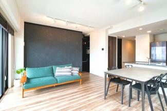 【外観】 | 【 Living　room 】
木の暖かさを感じられ、団欒とした生活を送ることができるリビングルーム。気持ちのいい日の光の下、ゆっくりとしたくつろげる時間を楽しみませんか？