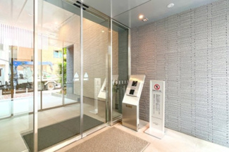 【エントランス】 | 【 Entrance 】
高級感のあるエントランス。居住者の帰りを待っているとともに、安全も守ってくれています。賑わいのある街も素敵ですが、プライベートを確保することも大事です。