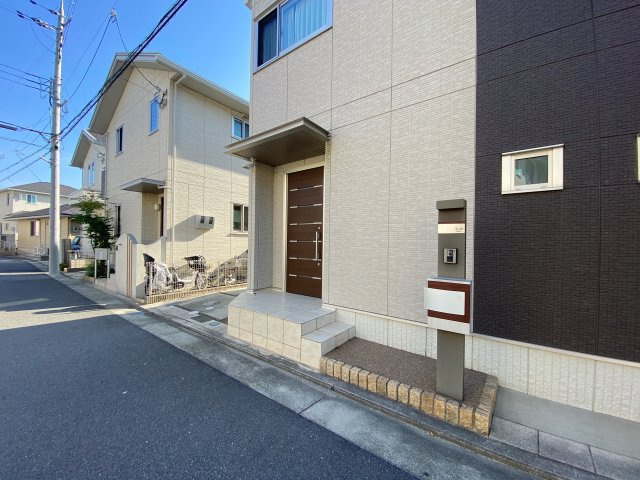大阪狭山市東野西戸建のエントランス