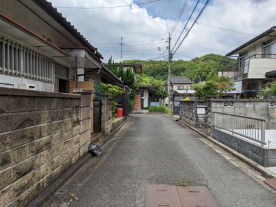 【前面道路含む現地写真】 | 中古一戸建　玉島道口　4DK | 前面道路幅員4ｍです。