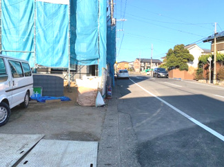 【前面道路含む現地写真】 | 交通量が少ない住宅街なので、お子様も安心して通学出来ます。
全面は広々とした道路で、歩道もあり、お子様と手を繋いでお散歩も余裕の広さです。
お車の運転が苦手な方でも余裕をもって駐車することが可能です。