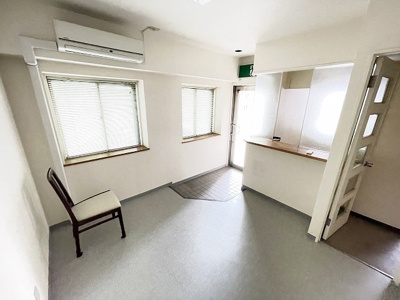 【エントランス】 | アイビーヒル　貸店舗 | 非常口へ繋がっています！スタッフルームやストックルームとして使用するのもいいですね☆