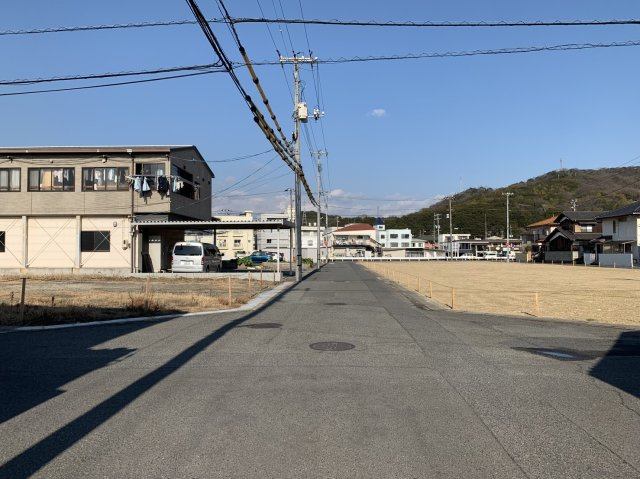 児島下の町10丁目　2区画（2号地）の前面道路含む現地写真