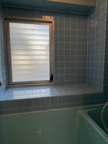 サニーテラス芦屋の浴室|窓があるので換気に便利。