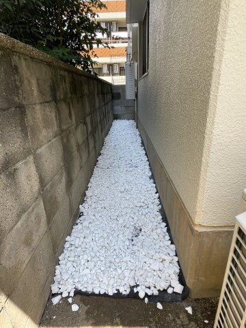 サニーテラス芦屋のその他|除草シートと防犯砂利を敷き詰めました。