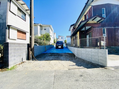 【前面道路含む現地写真】 | ☆趣のある鵠沼の住宅街、敷地９２坪の邸宅地☆藤沢市鵠沼桜が岡2丁目／仲介手数料不要 | 現地入り口はゆとりのある５.２ｍ（澄み切り含む）。通路も４ｍ幅もあり交通量の少ない住宅街なので、車種問わず車の出し入れも落ち着いて出来ます。（敷地内に電柱がございます。）