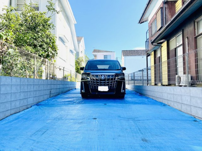 【外観】 | ☆趣のある鵠沼の住宅街、敷地９２坪の邸宅地☆藤沢市鵠沼桜が岡2丁目／仲介手数料不要 | アプローチは通路となりますが、幅約４ｍありご覧の通りアルファードでも両サイド余裕でドアを開けられるほどスペースがあります！