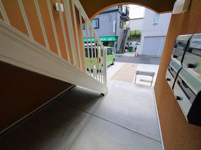 ラフィーネ学園前のエントランス|毎日通るエントランスはこのようになっています