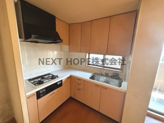 【キッチン】 | ロイヤルアーク伊丹 | 現況のキッチンです♪シンク前には窓も有り、明るく快適です！お好きなリフォームを楽しんでみませんか？※リフォーム代金は別途支払いが必要となります。