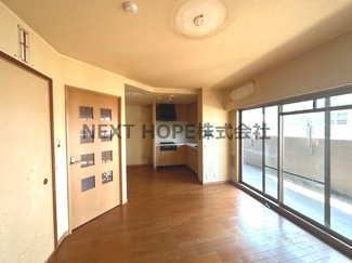 【居間・リビング】 | ロイヤルアーク伊丹 | 現況のリビングです♪お好きなリフォームを楽しんでみませんか？※リフォーム代金は別途支払いが必要となります。