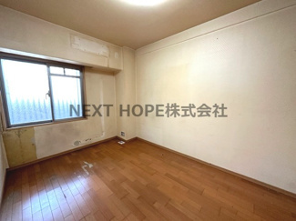 【洋室】 | ロイヤルアーク伊丹 | 現況：玄関横の洋室5.8帖です♪お好きなリフォームを楽しんでみませんか？※リフォーム代金は別途支払いが必要となります。