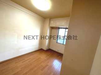 【洋室】 | ロイヤルアーク伊丹 | 現況：玄関横の洋室5.1帖です♪お好きなリフォームを楽しんでみませんか？※リフォーム代金は別途支払いが必要となります。