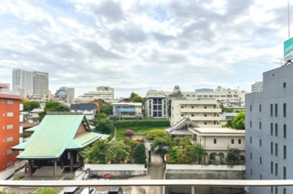 【展望】 | 【 View 】
木の暖かさをより感じさせてくれる太陽の光、一日の始まりを心地よく演出してくれます。窓から入る気持ちのいい風で、活力がみなぎることでしょう。