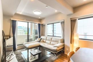 【外観】 | 【 Living　room 】
木の暖かさを感じられ、団欒とした生活を送ることができるリビングルーム。気持ちのいい日の光の下、ゆっくりとしたくつろげる時間を楽しみませんか？