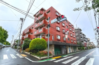 【外観】 | 【 Appearance 】
存在感のある建物は、居住者の拠点としてずっと価値を持ち続ける。今もそこでじっと佇み、居住者の安全や安心を守ってくれています。