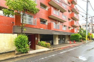 【エントランス】 | 【 Entrance 】
居住者の帰りを最初に待っていてくれるエントランス。その壮大な佇まいとは裏腹に、入ると静寂な空間が続いています。プライベートがしっかりと守られている証です。