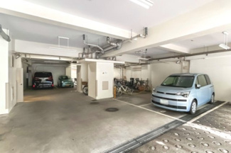 【駐車場】 | 【 others 】
建物の下には駐車場が完備されています。