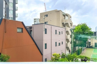 【展望】 | 【 View 】
木の暖かさをより感じさせてくれる太陽の光、一日の始まりを心地よく演出してくれます。窓から入る気持ちのいい風で、活力がみなぎることでしょう