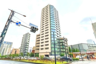 【外観】 | 【 Appearance 】
存在感のある建物は、居住者の拠点としてずっと価値を持ち続ける。今もそこでじっと佇み、居住者の安全や安心を守ってくれています。