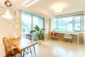 【外観】 | 【 Living　room 】
木の暖かさを感じられ、団欒とした生活を送ることができるリビングルーム。気持ちのいい日の光の下、ゆっくりとしたくつろげる時間を楽しみませんか？