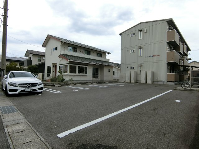 アズール・マムＢの駐車場