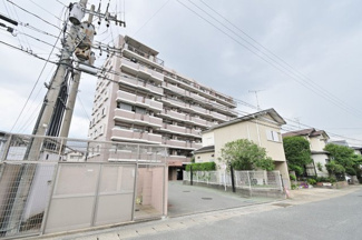 【外観】 | 柚須駅まで徒歩11分で博多へのアクセス便利。徒歩圏内でのお買い物も便利な、暮らしやすい環境です。安全に配慮されたオートロックマンションです