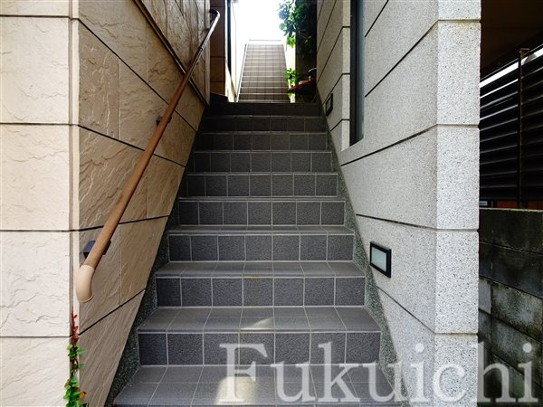 内藤ビルのエントランス