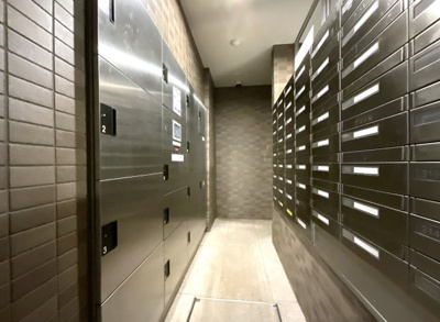 【その他共用部分】 | パラドール伏見桃山グランプレイス | 《宅配ボックス》もあり、外出中の荷物の受け取りが出来て気にせずお出かけして頂けます。また、AEDを設置しいるので安心です。