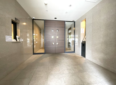 【エントランス】 | パラドール伏見桃山グランプレイス | 《伏見大手筋商店街》が徒歩4分と買物や外食には困りませんね。長さ約400m、道幅8mの活気ある商店街。美味しいものから生活・日用雑貨まで、何でも揃う店がずらり。