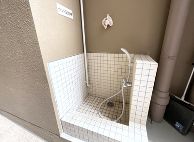 【その他共用部分】 | パラドール伏見桃山グランプレイス | 《ペット専用足洗い場》ペットのお散歩の後は、こちらの設備で足を洗ってあげられます=^_^=