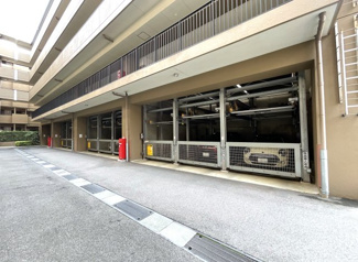 【駐車場】 | マンション敷地内の駐車場には現在、空きがございませんが、近隣月極駐車場《井筒屋第3駐車場》に空きがございます（6月時点）※駐車場の空き状況は変動しますので随時確認が必要です。