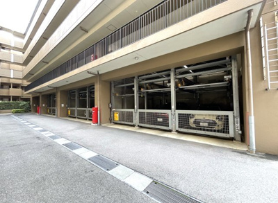 【駐車場】 | パラドール伏見桃山グランプレイス | マンション敷地内の駐車場には現在、空きがございませんが、近隣月極駐車場《井筒屋第3駐車場》に空きがございます（6月時点）※駐車場の空き状況は変動しますので随時確認が必要です。