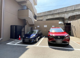 【駐車場】 | 《来客用駐車場》こちらのマンションには、来客用の駐車場が設けられています。お友達やご親戚の方が車で来られる時には大変助かりますね。