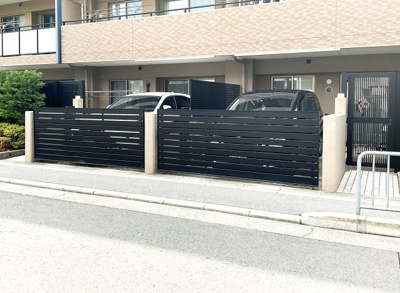 【外観】 | パラドール伏見桃山グランプレイス | 1階住戸には専用庭が設けられ、また東向き住戸にはさらに自走式の駐車場があり、戸建て感覚での暮らしを演出しています。