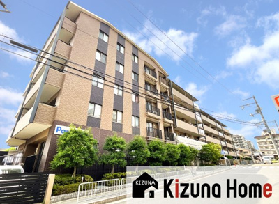 【外観】 | パラドール伏見桃山グランプレイス | 近鉄『桃山御陵前駅』徒歩4分の好立地（＾◇＾）京阪『伏見桃山駅』徒歩5分、ＪＲ『桃山駅』徒歩9分の3ＷＡＹアクセスで通勤・通学にとっても便利なマンションです！