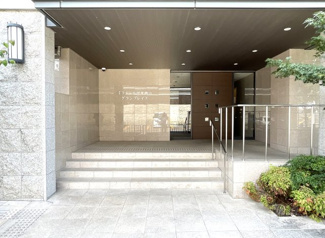 【エントランス】 | 2015年1月に竣工のまだ新しいマンションで、シックなブラウンを基調とした重厚感のある外観で落ち着きのある佇まいです。