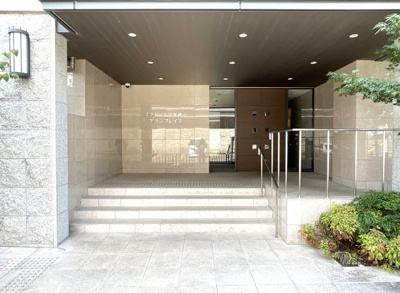 【エントランス】 | パラドール伏見桃山グランプレイス | 2015年1月に竣工のまだ新しいマンションで、シックなブラウンを基調とした重厚感のある外観で落ち着きのある佇まいです。