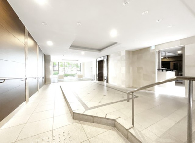 【エントランス】 | パラドール伏見桃山グランプレイス | スタイリッシュかつ上品なエントランスで、ソファーのあるロビーコーナーが設けられているので待ち合わせ場所として利用できます。