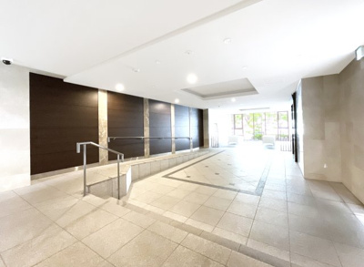 【エントランス】 | パラドール伏見桃山グランプレイス | こちらのマンションは、ペットの飼育が出来ます《飼育細則あり》大好きなペットと一緒に新生活をスタートして頂けます。