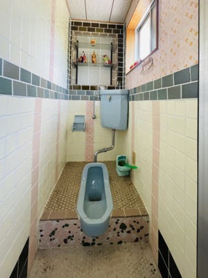 【トイレ】 | たつの市龍野町日飼／中古戸建 | ガレージ横のトイレです