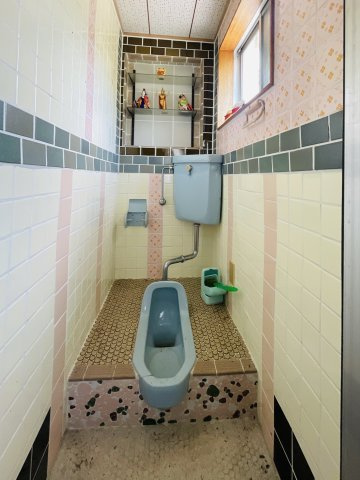 【トイレ】 | たつの市龍野町日飼／中古戸建 | ガレージ横のトイレです