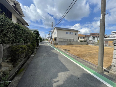 【前面道路含む現地写真】 | 久野喜台小・平坦地・建築条件なし・更地渡し・土地70坪・富田林市新青葉丘 | 前面道路含む現地写真です