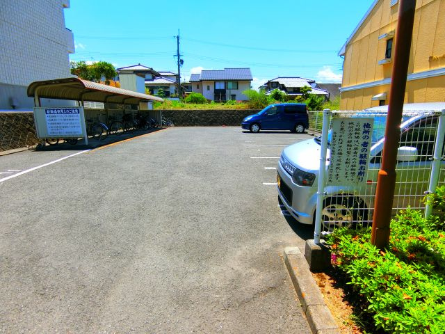 ヴィラ仲谷向陽台の駐車場