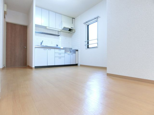 ヴィラ仲谷向陽台の居間・リビング|同物件別部屋写真