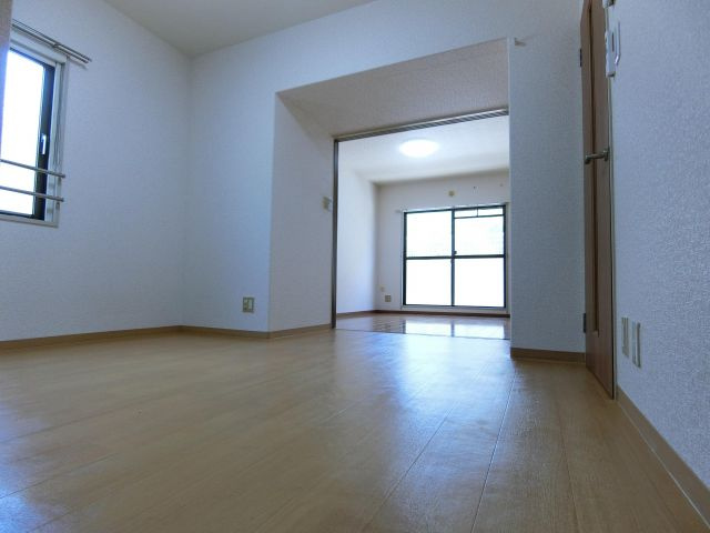 ヴィラ仲谷向陽台の居間・リビング|同物件別部屋写真