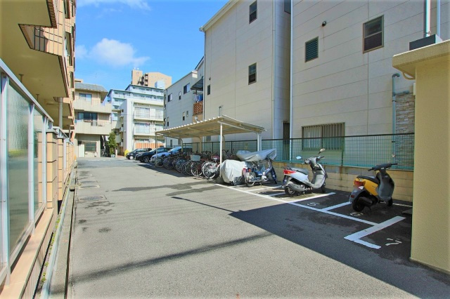 ハビテ深江橋の駐車場